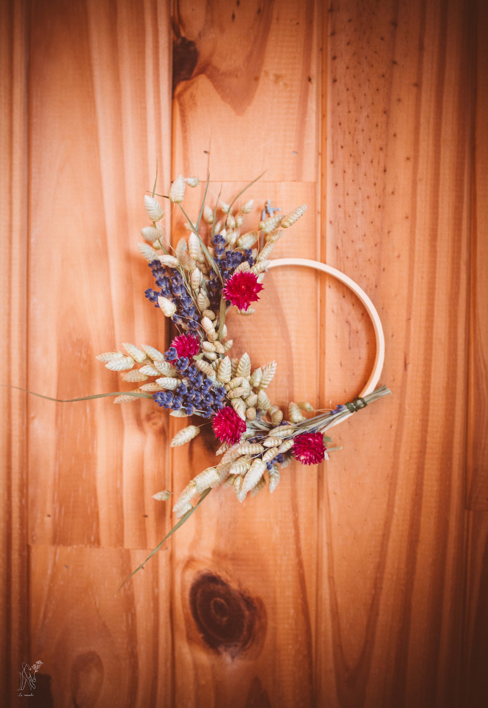 Petite couronne de fleurs séchées