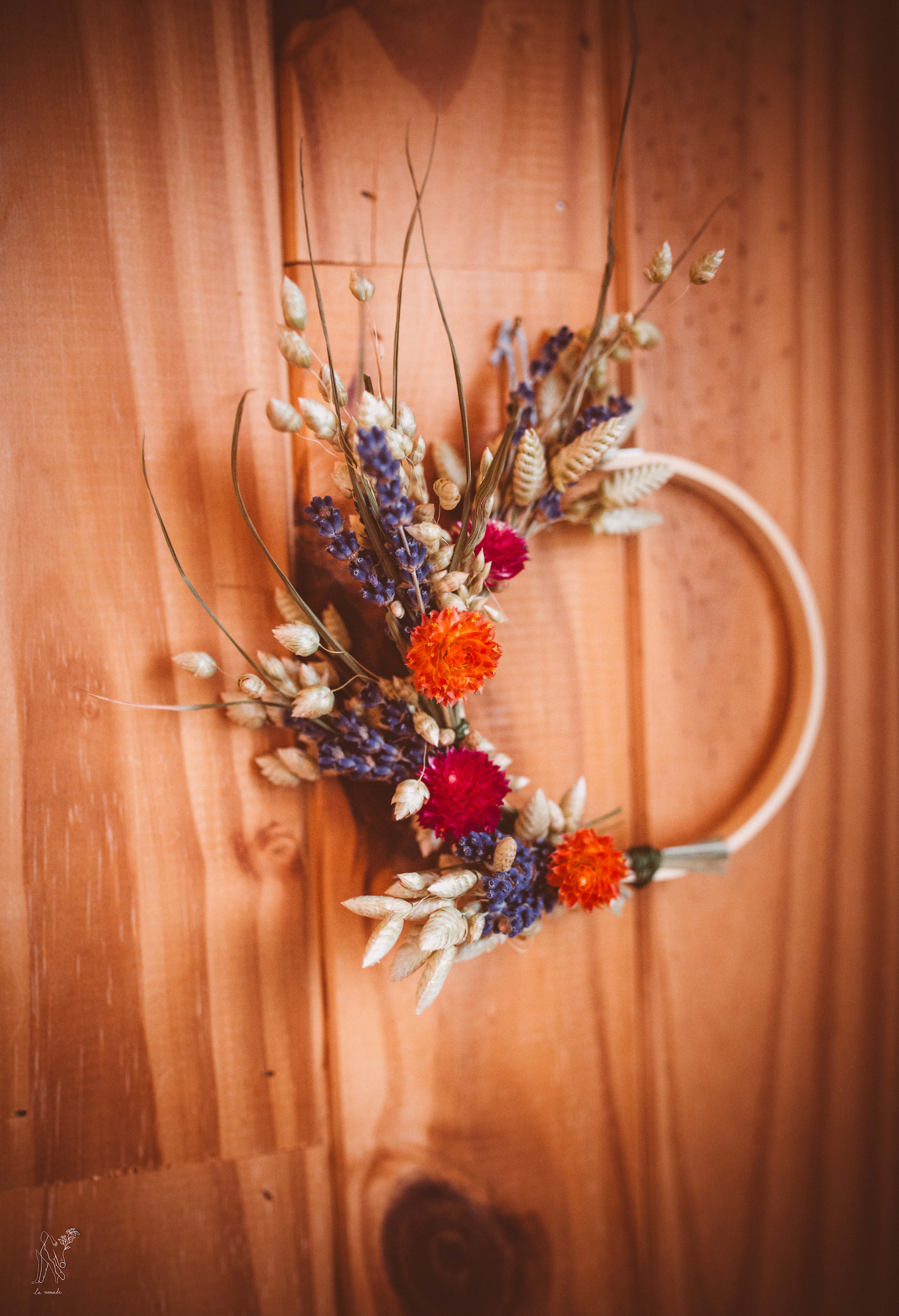 Petite couronne de fleurs séchées