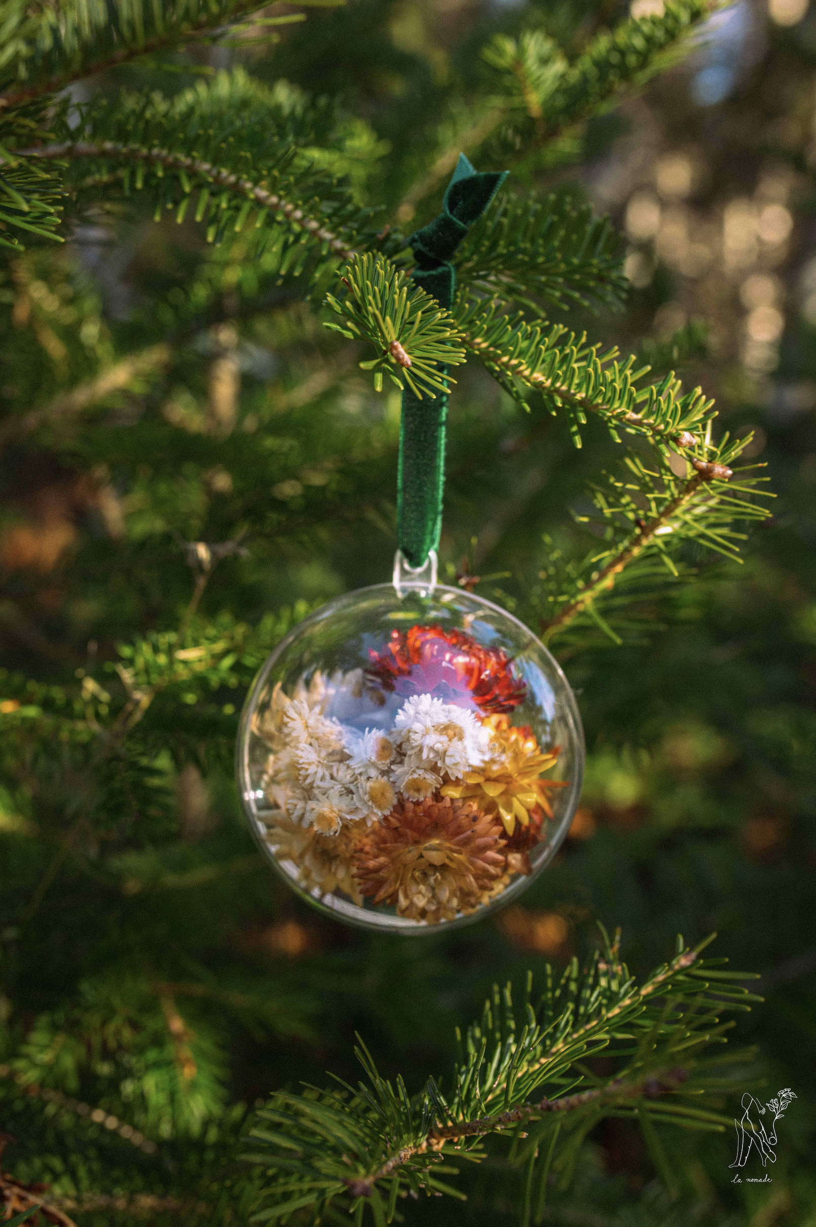 Boules de Noël avec fleurs séchées