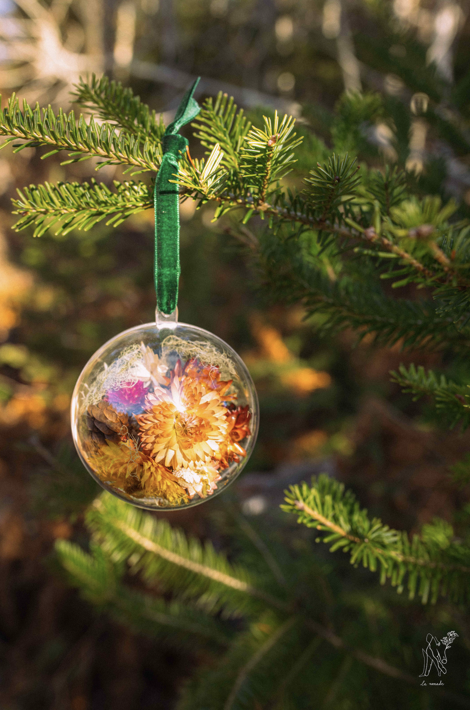 Boules de Noël avec fleurs séchées